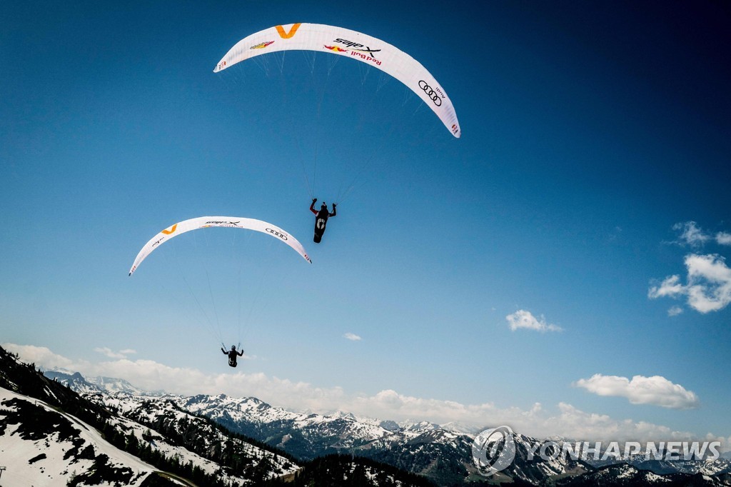 AUSTRIA-PARAGLIDING-ALPS