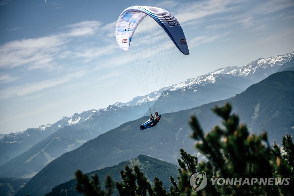 TOPSHOT-AUSTRIA-PARAGLIDING-ALPS