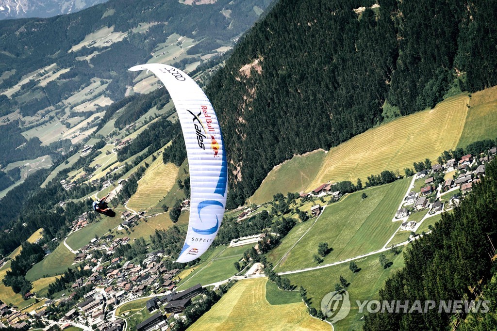 ′알프스 산맥을 가로지르며′…오스트리아 알프스 패러글라이딩 대회