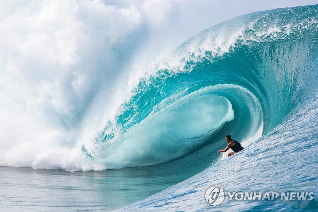 ′신비로운 물결 사이로′…타히티 ′티후포′ 서핑