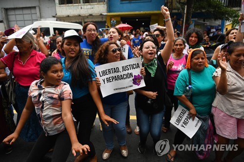 에르난데스 무죄 판결에 기뻐하는 지지자들