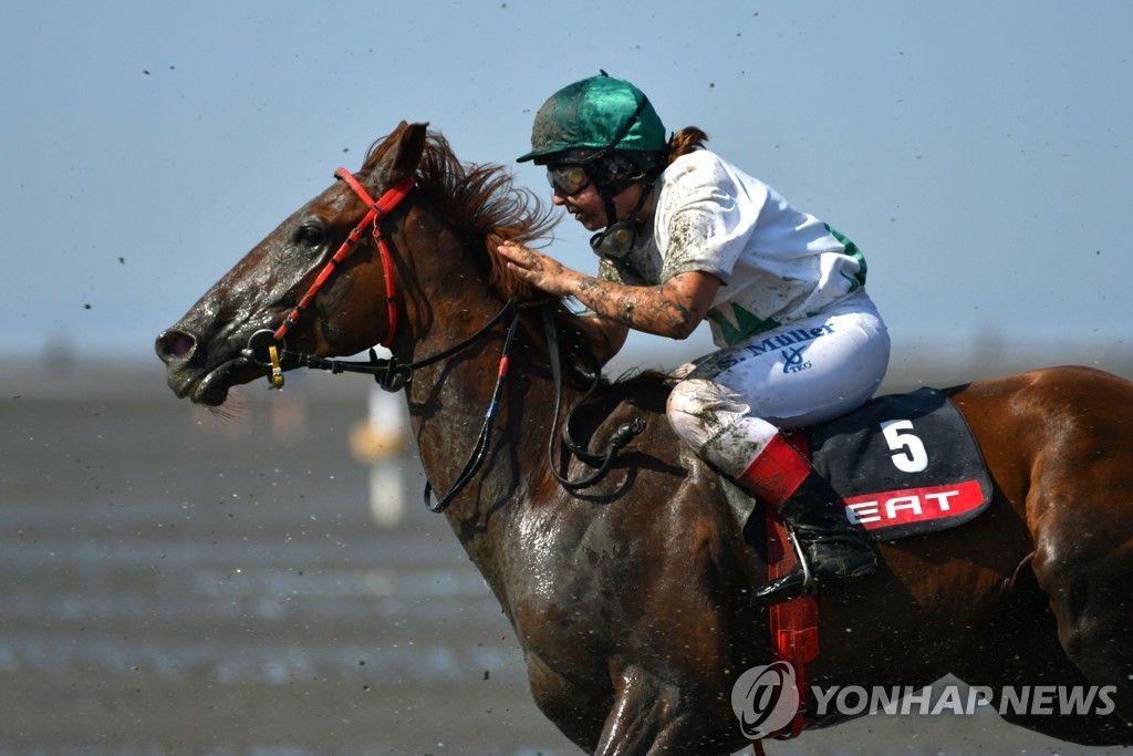GERMANY-TRADITION-HORSE RACE-MUD-FEATURE