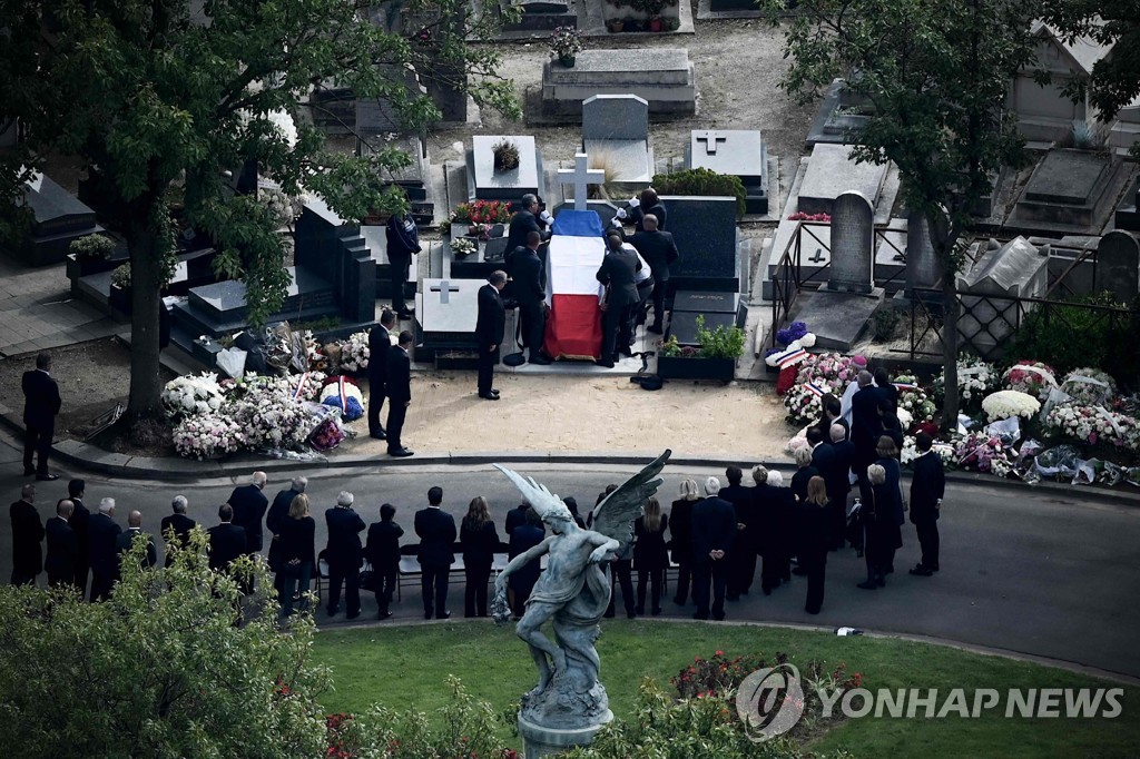 자크 시라크 전 대통령이 30일(현지시간) 파리 시내 몽파르나스 묘지에 안장되고 있다. [AFP=연합뉴스]