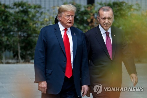 작년 7월 나토 정상회의에서 만난 트럼프 대통령(왼쪽)과 에르도안 대통령