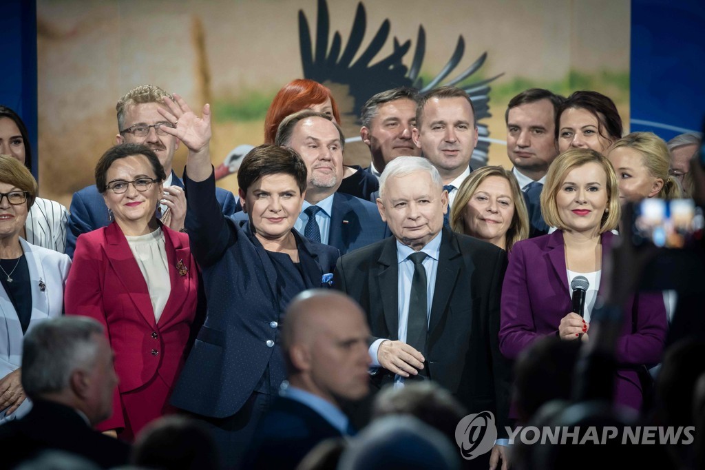 총선 선거운동 하는 폴란드 법과정의당 지도부 [AFP=연합뉴스 자료사진] 