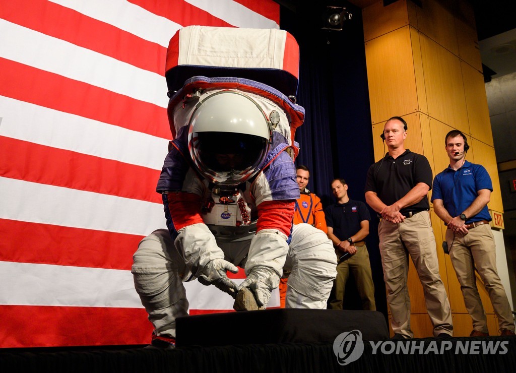NASA, 청·홍 ′익숙한′ 색깔 차세대 우주복 공개