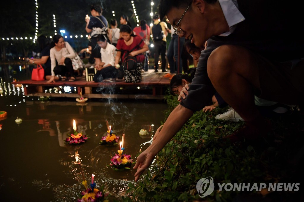 THAILAND-FESTIVAL-LOY KRATHONG