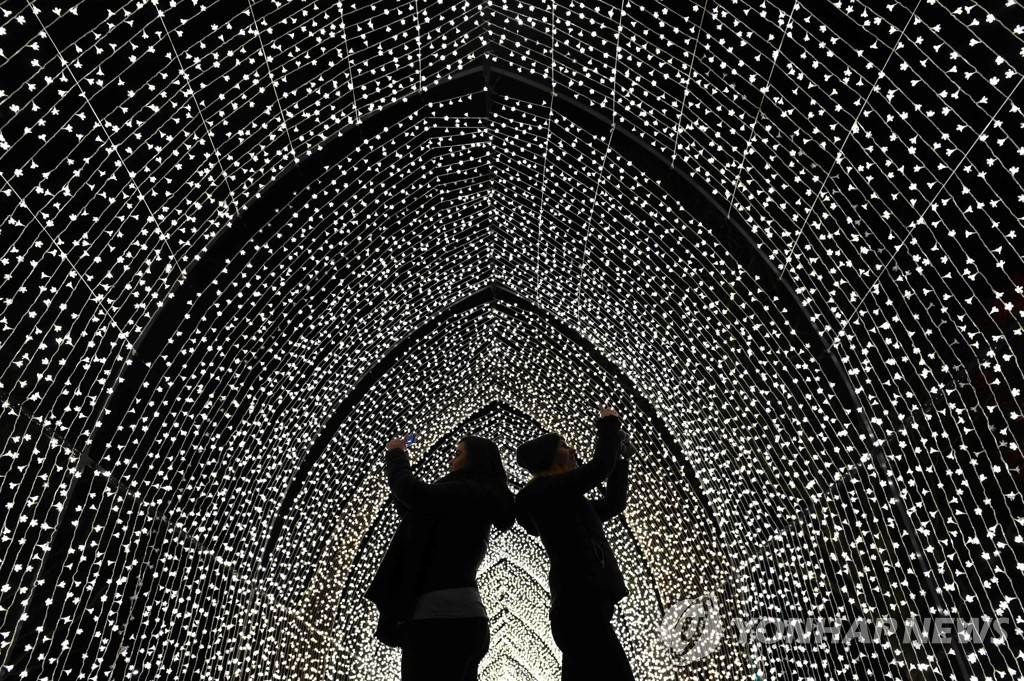 BRITAIN-ENTERTAINMENT-ART-CHRISTMAS-OFFBEAT