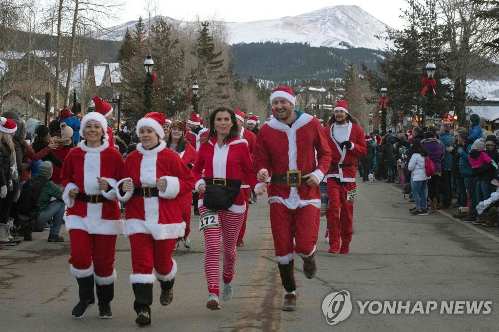 US-OFFBEAT-CHRISTMAS-SANTA CLAUS-RACE