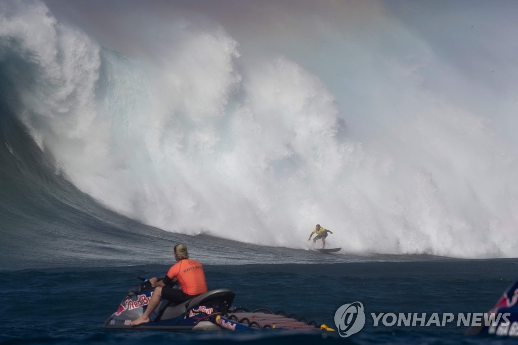 SURFING-JAWS-BIG-WAVE-COMPETITION