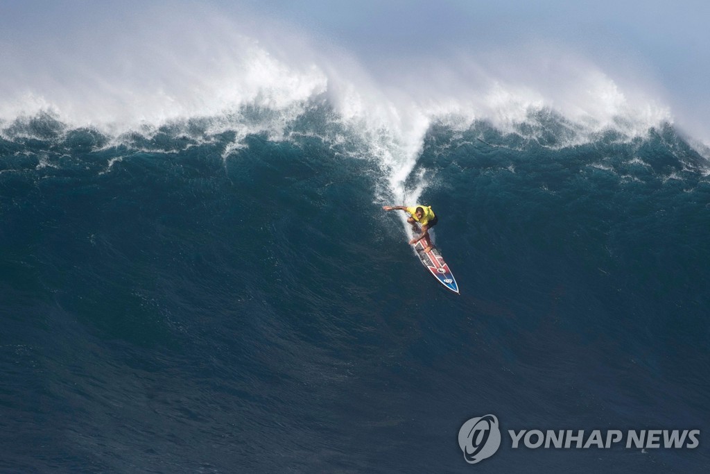 SURFING-JAWS-BIG-WAVE-COMPETITION