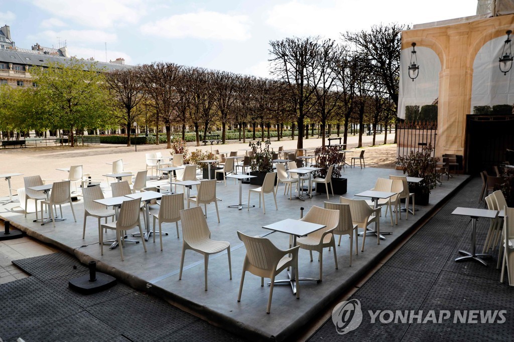 프랑스 파리 시내 팔레 루아얄 정원 앞 레스토랑의 테라스가 지난 2일 텅 빈 모습. [AFP=연합뉴스 자료사진]