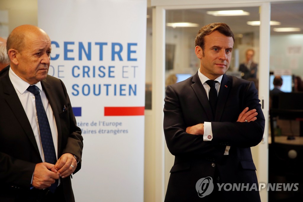 에마뉘엘 마크롱 프랑스 대통령(오른쪽)과 장이브 르드리앙 외무장관이 3일 프랑스 외무부 위기관리센터를 둘러보고 있다. [AFP=연합뉴스]