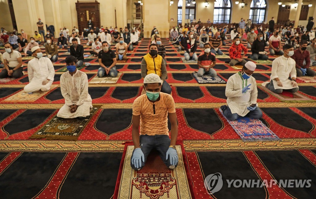'익숙한 거리두기 풍경들'…이슬람 신도들 코로나19 예방 예배 활동 