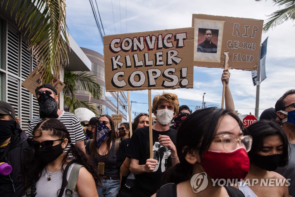 5월 30일 미국 로스앤젤레스에서 백인 경찰의 과잉진압에 흑인 남성 조지 플로이드가 사망한 사건에 항의하는 시위가 이어지고 있다. [AFP=연합뉴스 자료사진]
