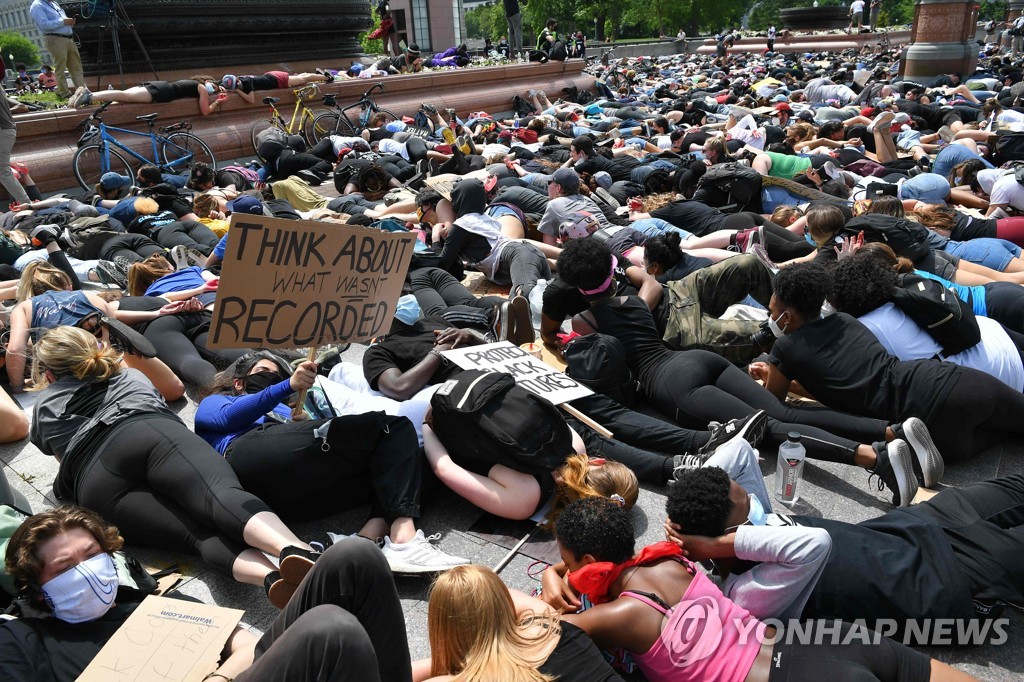 TOPSHOT-US-POLITICS-RACE-UNREST
