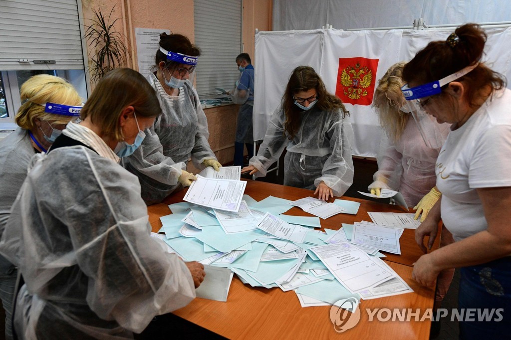 RUSSIA-VOTE-CONSTITUTION-VIRUS