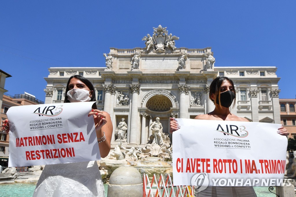ITALY-HEALTH-VIRUS-WEDDING-BRIDES-FLASMOB-PROTEST