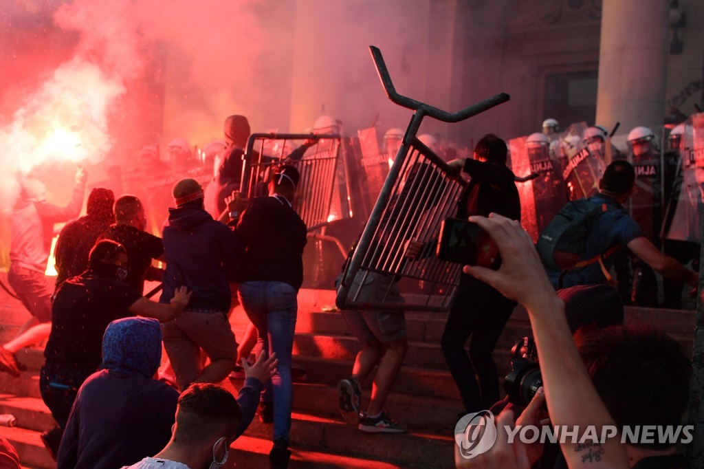 TOPSHOT-SERBIA-HEALTH-VIRUS-UNREST
