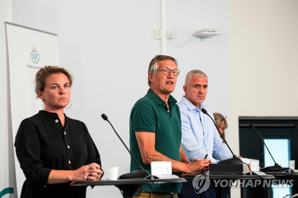 기자회견 하는 안데르스 텡넬 공공보건청장