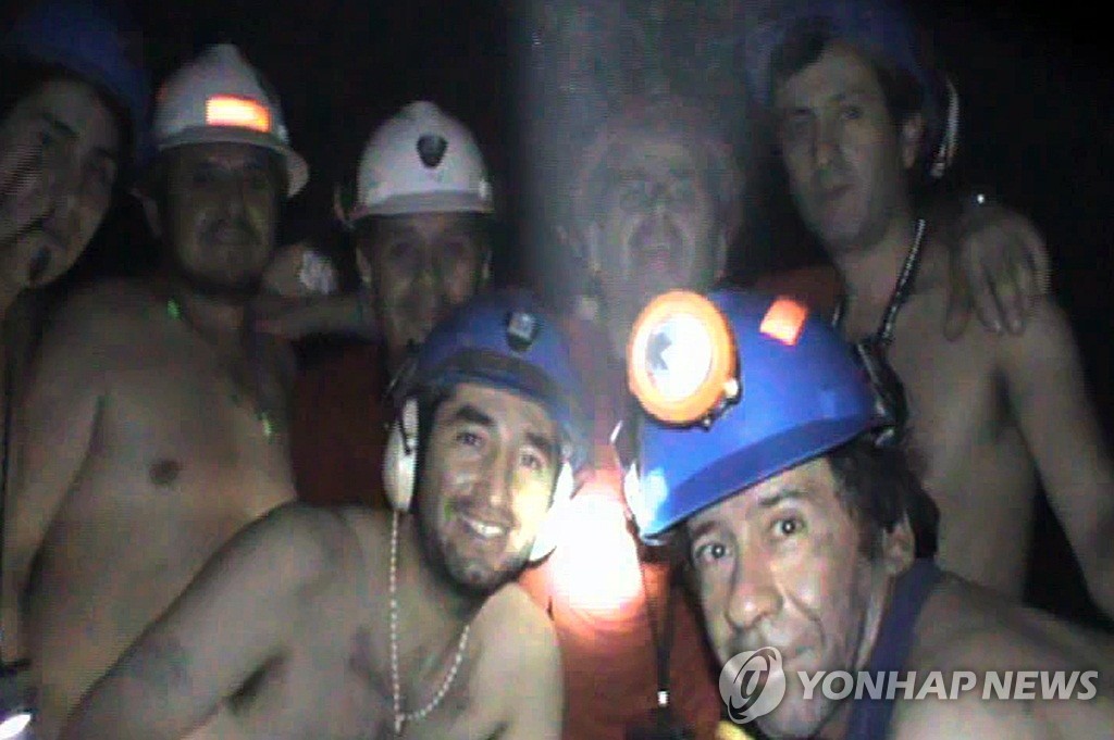 2010년 9월 지하 갱도에 갇혀 함께 사진 찍은 광부들