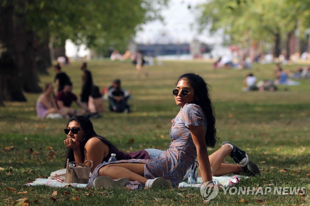 런던 그린파크에서 여름 날씨를 줄기는 시민들 [AFP=연합뉴스]