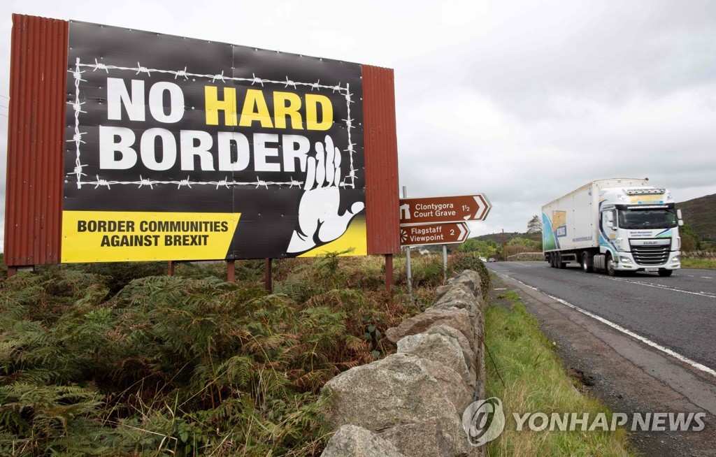 북아일랜드와 아일랜드 국경을 지나가는 대형 트럭 [AFP=연합뉴스]