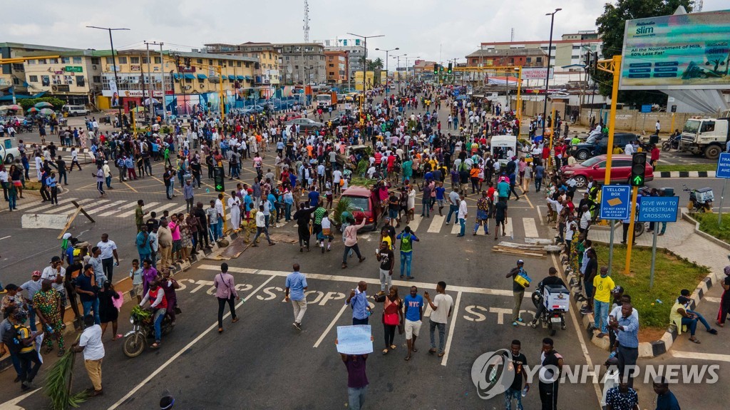 TOPSHOT-NIGERIA-CRIME-POLICE-DEMO