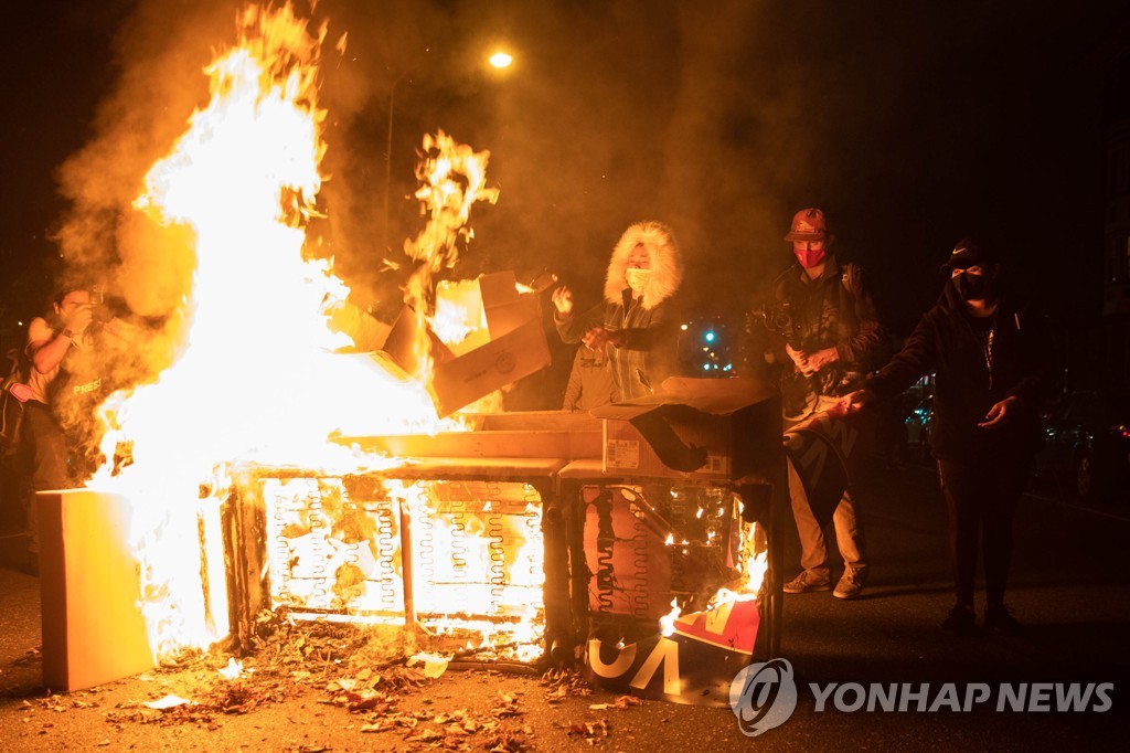 27일(현지시간) 시위 중 소파에 불붙인 필라델피아 시위대 