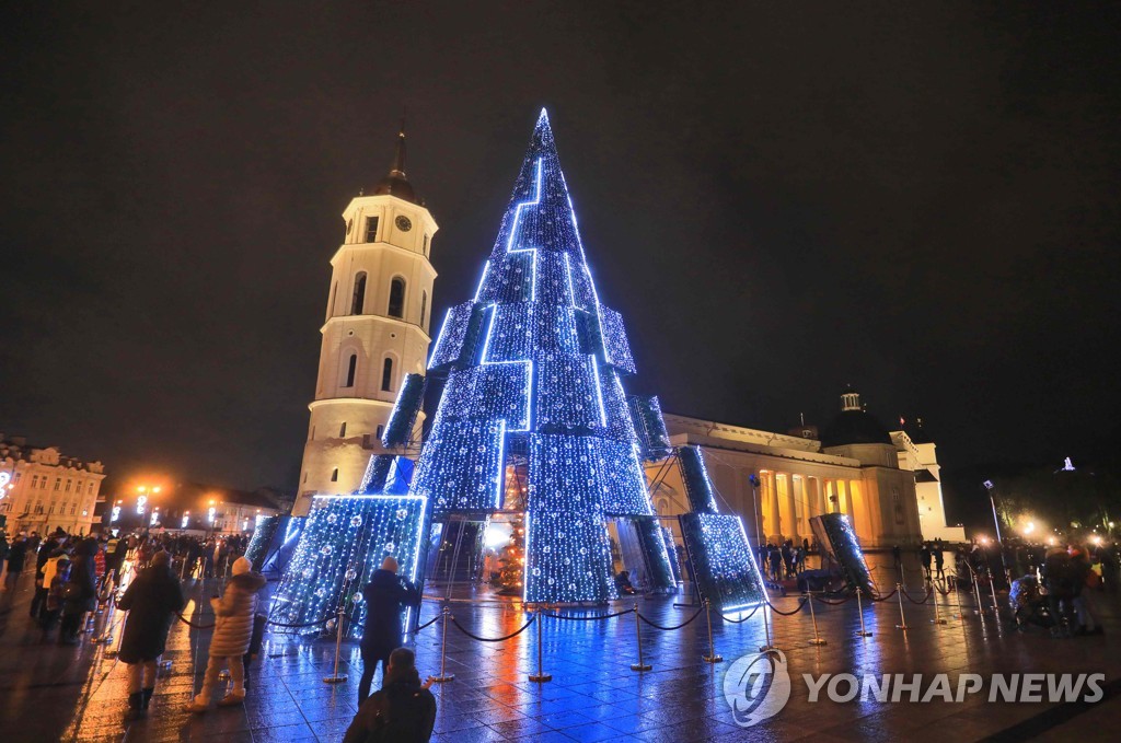 ′크리스마스 축제 시작′…리투아니아 빌니우스 대성당 조명 트리 점등
