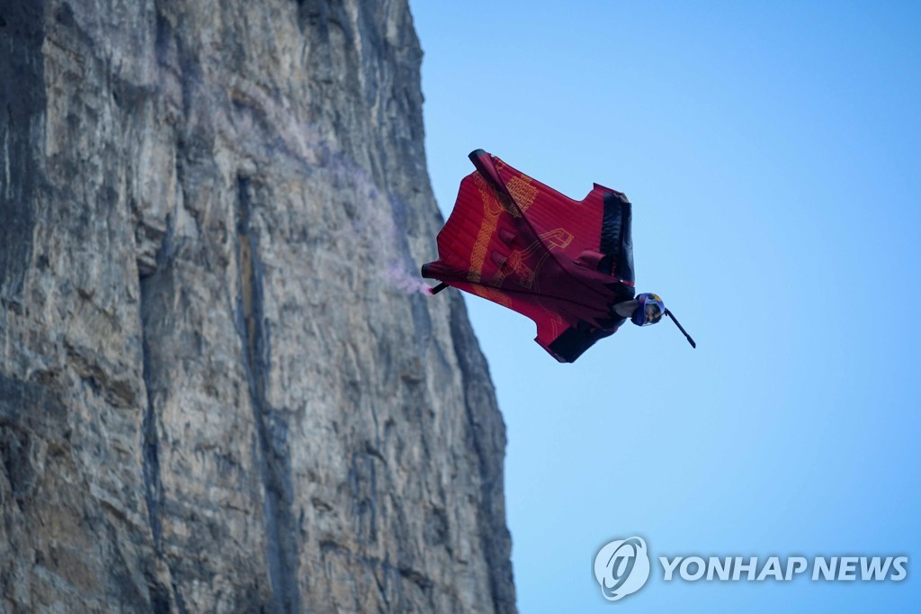 CHINA-LIFESTYLE-SPORT-WINGSUIT