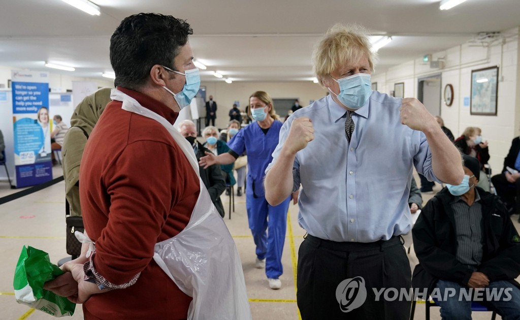 영국 코로나19 백신접종센터를 방문한 보리스 존슨 총리