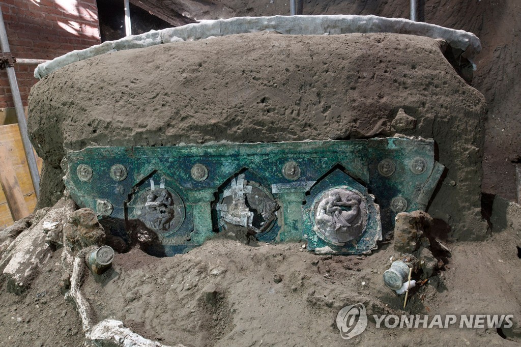 폼페이 2천년 전 마차 발굴…에로틱한 조각 장식 생생 