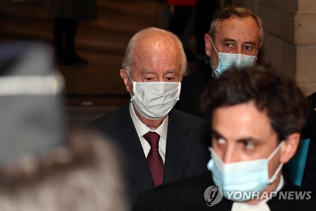 법정에 출석하는 에두아르 발라뒤르 전 프랑스 총리