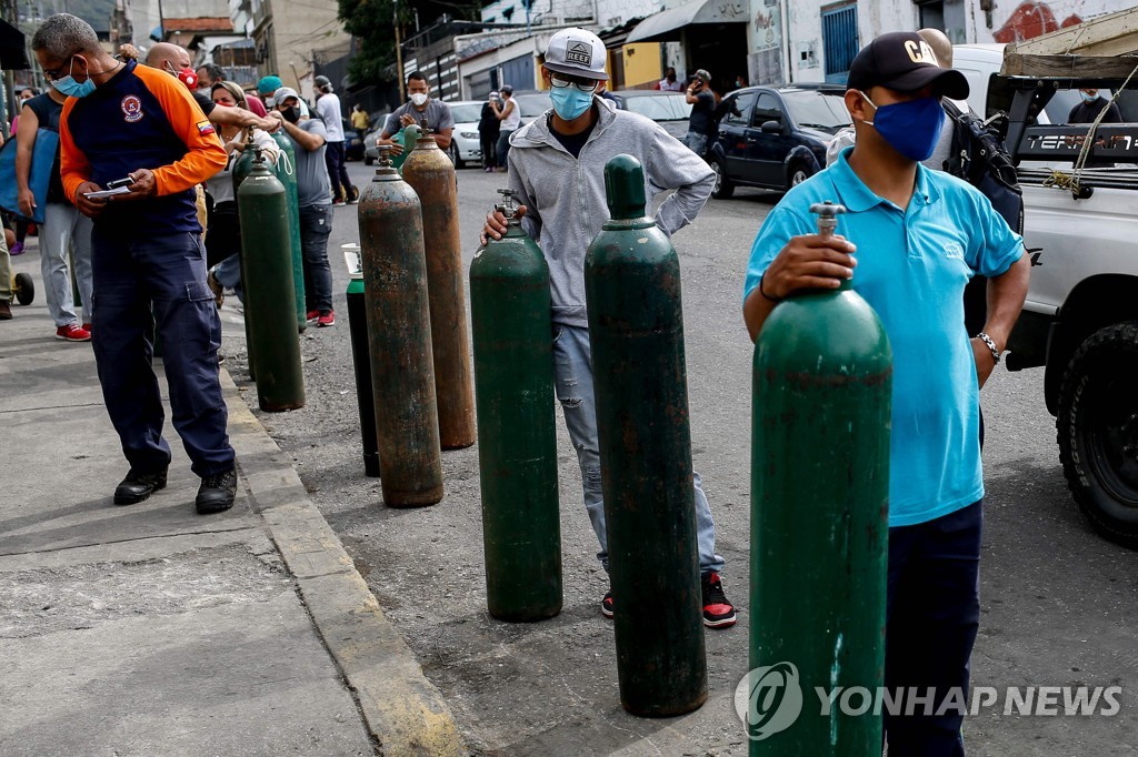 코로나19 환자용 산소통 충전 기다리는 베네수엘라인들