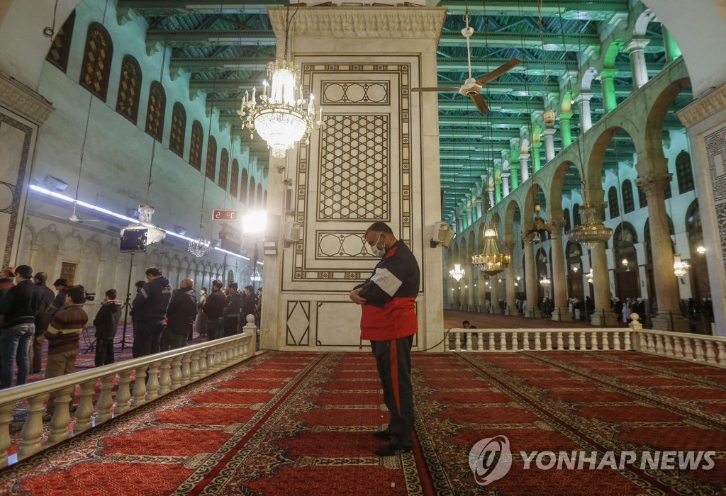 저녁 기도하는 시리아 무슬림