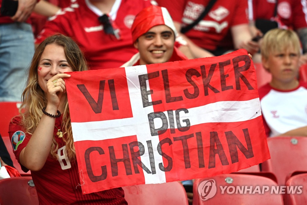 FBL-EURO-2020-2021-MATCH16-DEN-BEL-FANS