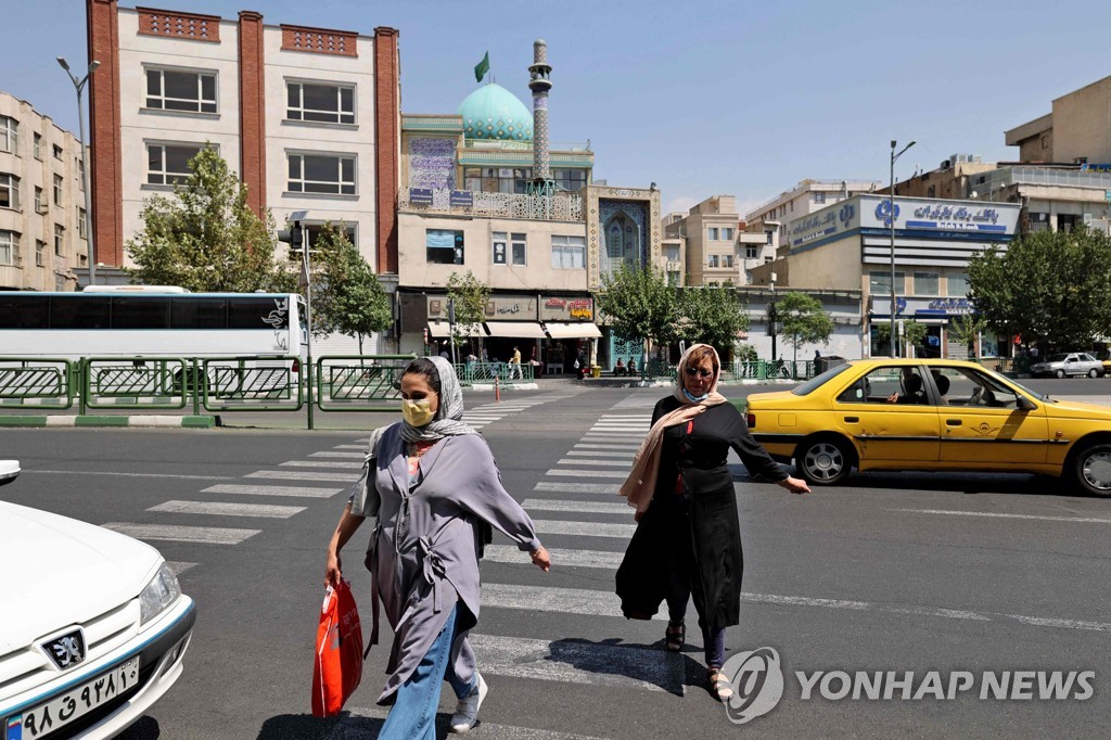 20일(현지시간) 마스크 착용한 테헤란 시민들
