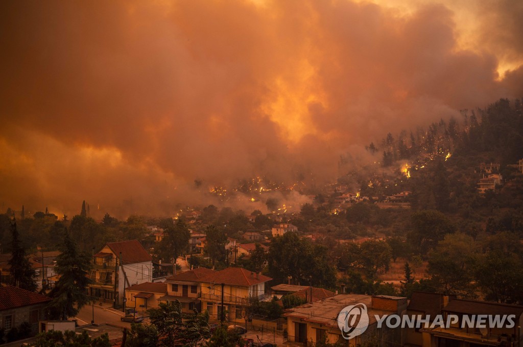 그리스 산불로 위험에 빠진 마을[AFP=연합뉴스]