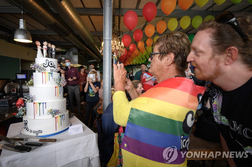 SWITZERLAND-MARRIAGE-REFERENDUM-HOMOSEXUALITY-VOTING-POLITICS-SO