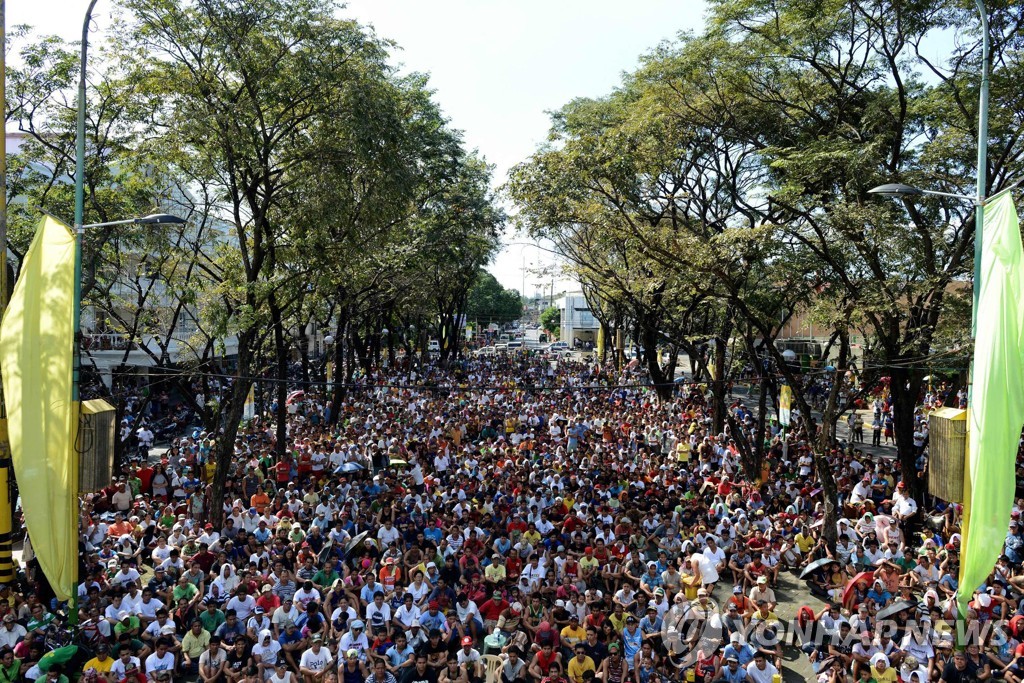 2014년 파키아오의 경기를 보기 위해 모인 필리핀 시민들