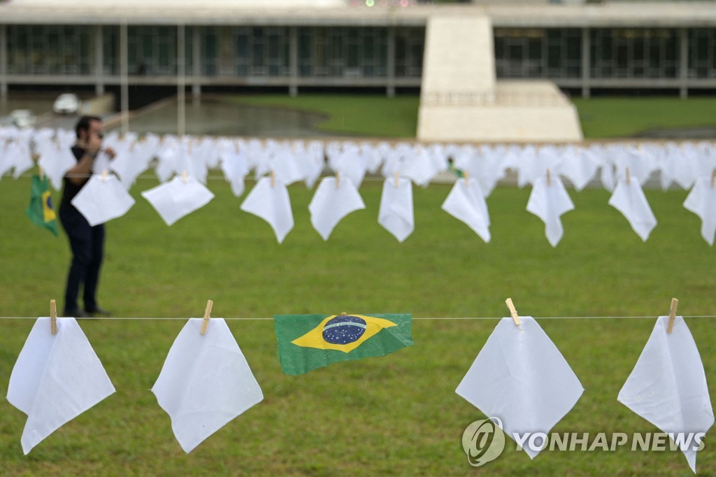 BRAZIL-HEALTH-VIRUS-600,000-FATALITIES-PROTEST
