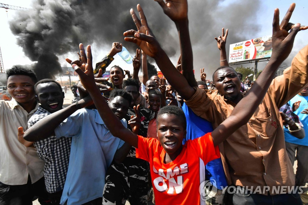 수단 ′쿠데타 반대′ 시위…군부 지도자 "내전 피하려 행동"