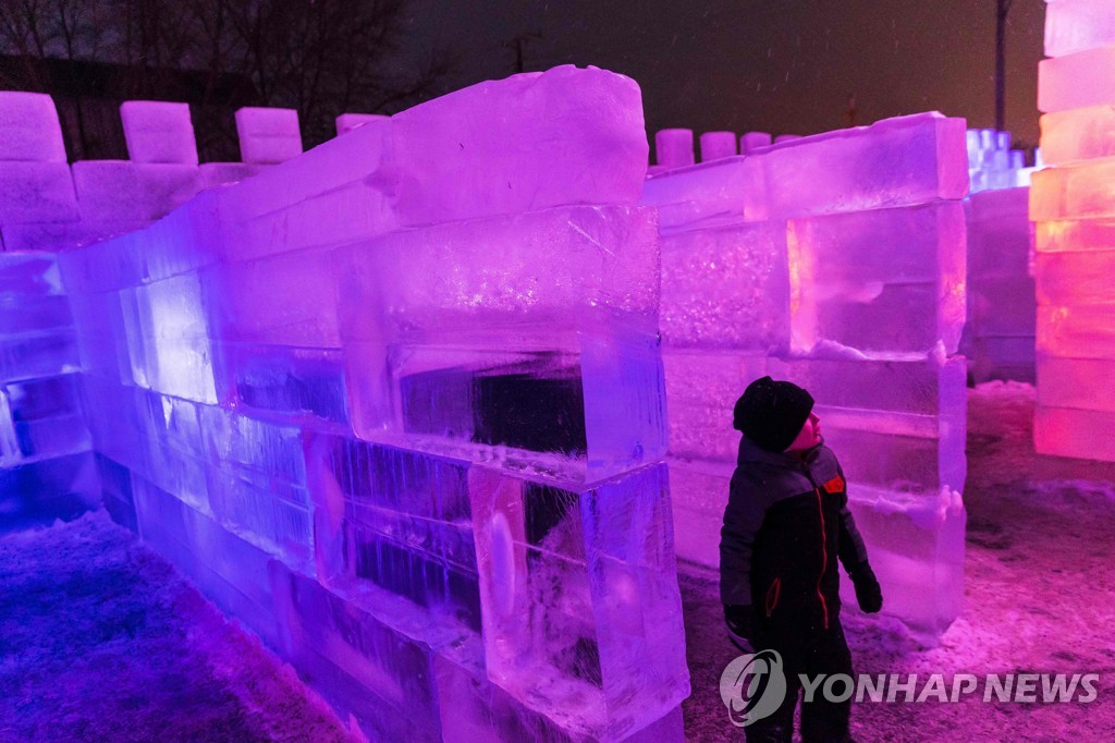 US-OFFBEAT-ICE-MAZE