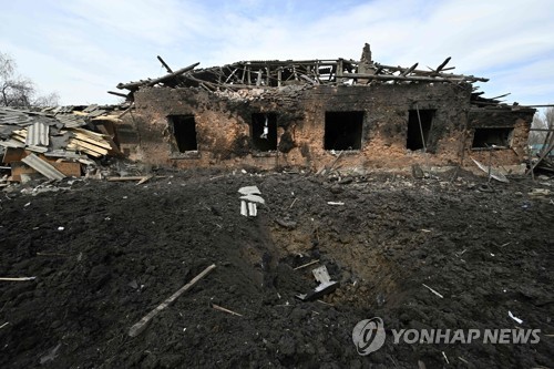 지난 2일 러시아군의 대규모 폭격으로 폐허가 된 우크라이나 동부 바흐무트 인근 코스티안티니우카의 주택