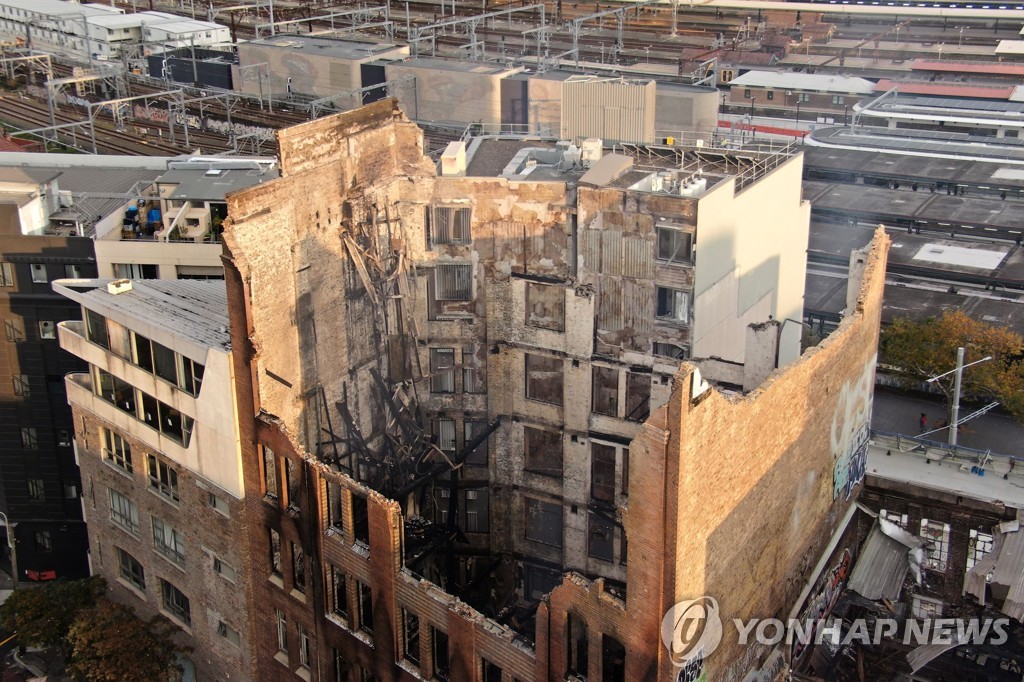 TOPSHOT-AUSTRALIA-BUILDING-FIRE