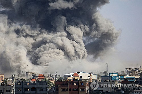 이스라엘군의 공습 이후 검은 연기가 치솟는 가자지구 라파.