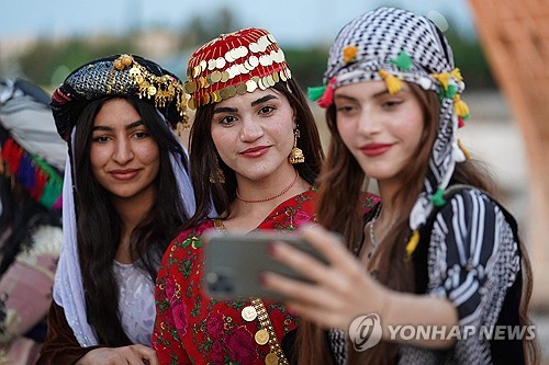 '다채로운 전통의상'…이라크 북부 쿠르드족 의상 축제