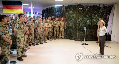 요르단 주둔 독일군 부대 방문한 독일 국방장관