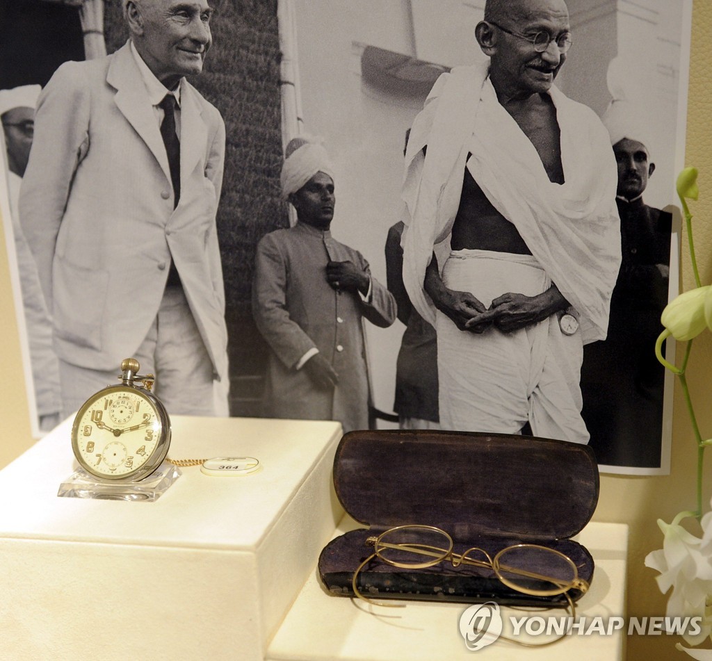 2009년 3월 미국 뉴욕 안티쿼룸 경매소의 경매에 나왔던 마하트마 간디의 간경과 시계. [EPA=연합뉴스 자료사진]